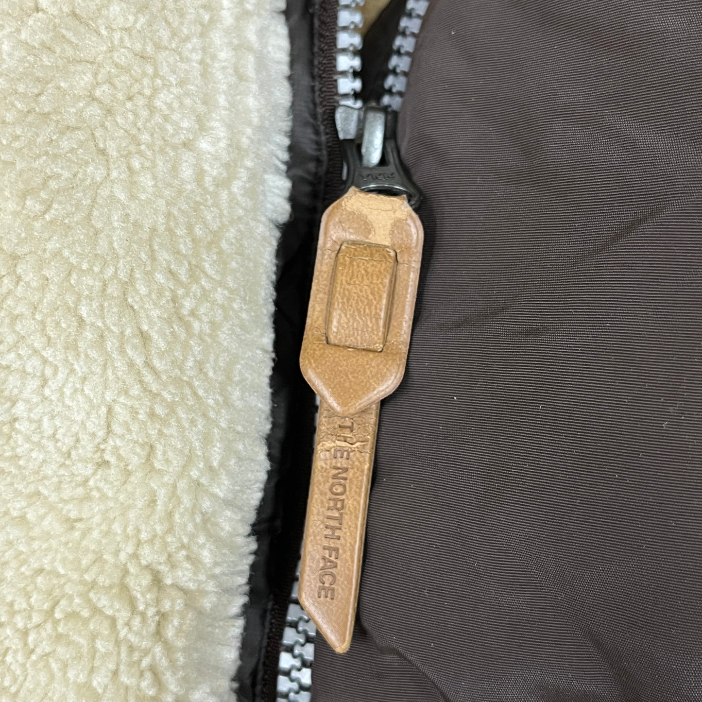 THE NORTH FACE（ザ・ノース・フェイス）レザーロゴ付き ダウンジャケット ハーフコート ブラウン レディースXL 95 #24