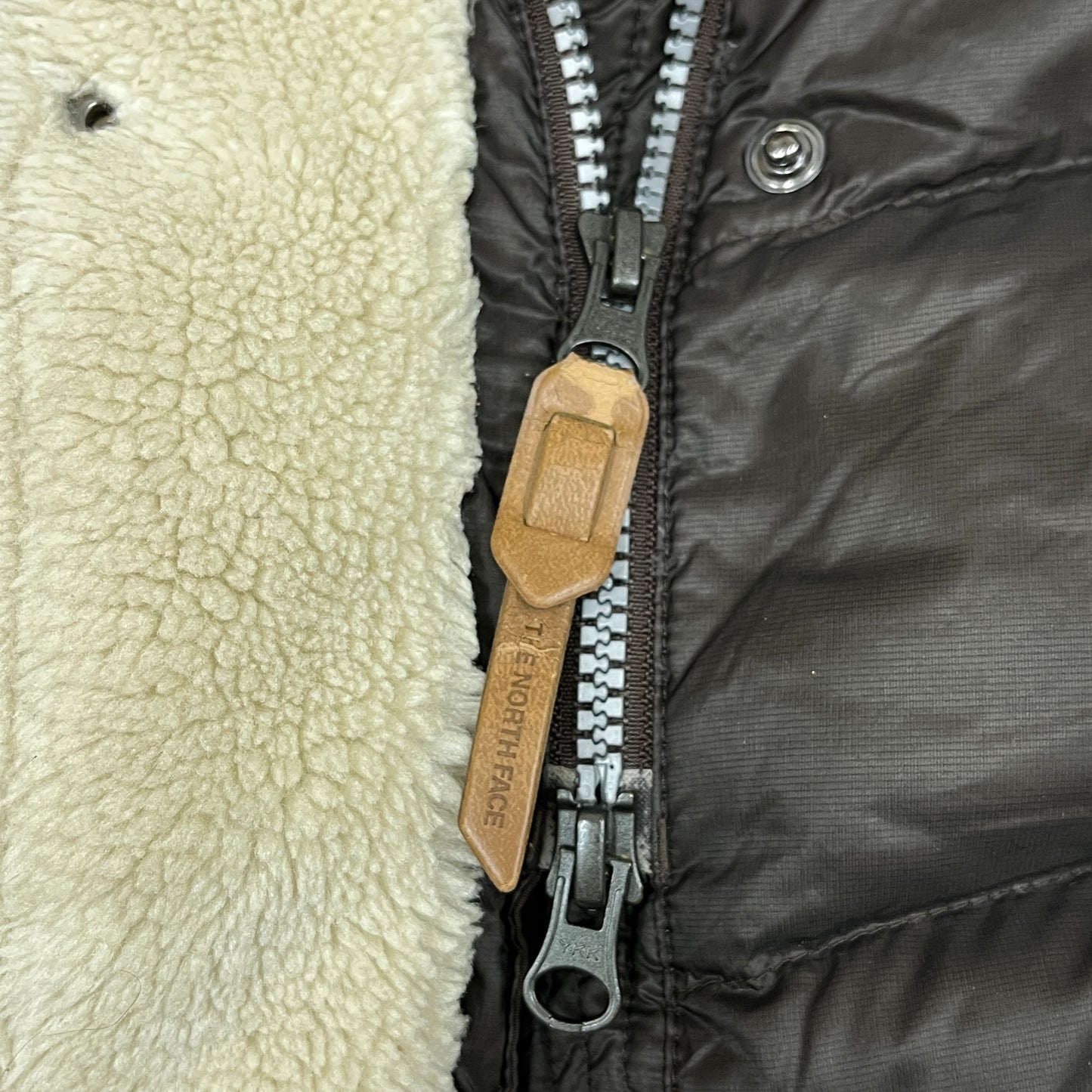 THE NORTH FACE（ザ・ノース・フェイス）レザーロゴ付き ダウンジャケット ハーフコート ブラウン レディースXL 95 #24