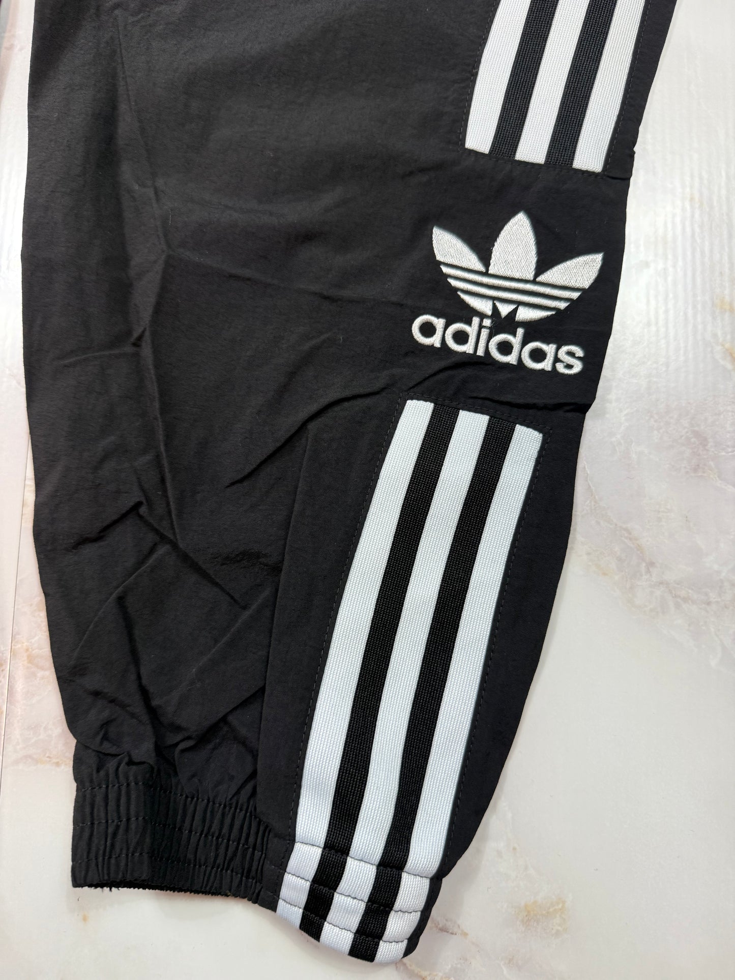 【adidas Originals】ブラック ナイロン トラックパンツ Lサイズ｜3ストライプ ロックアップデザイン