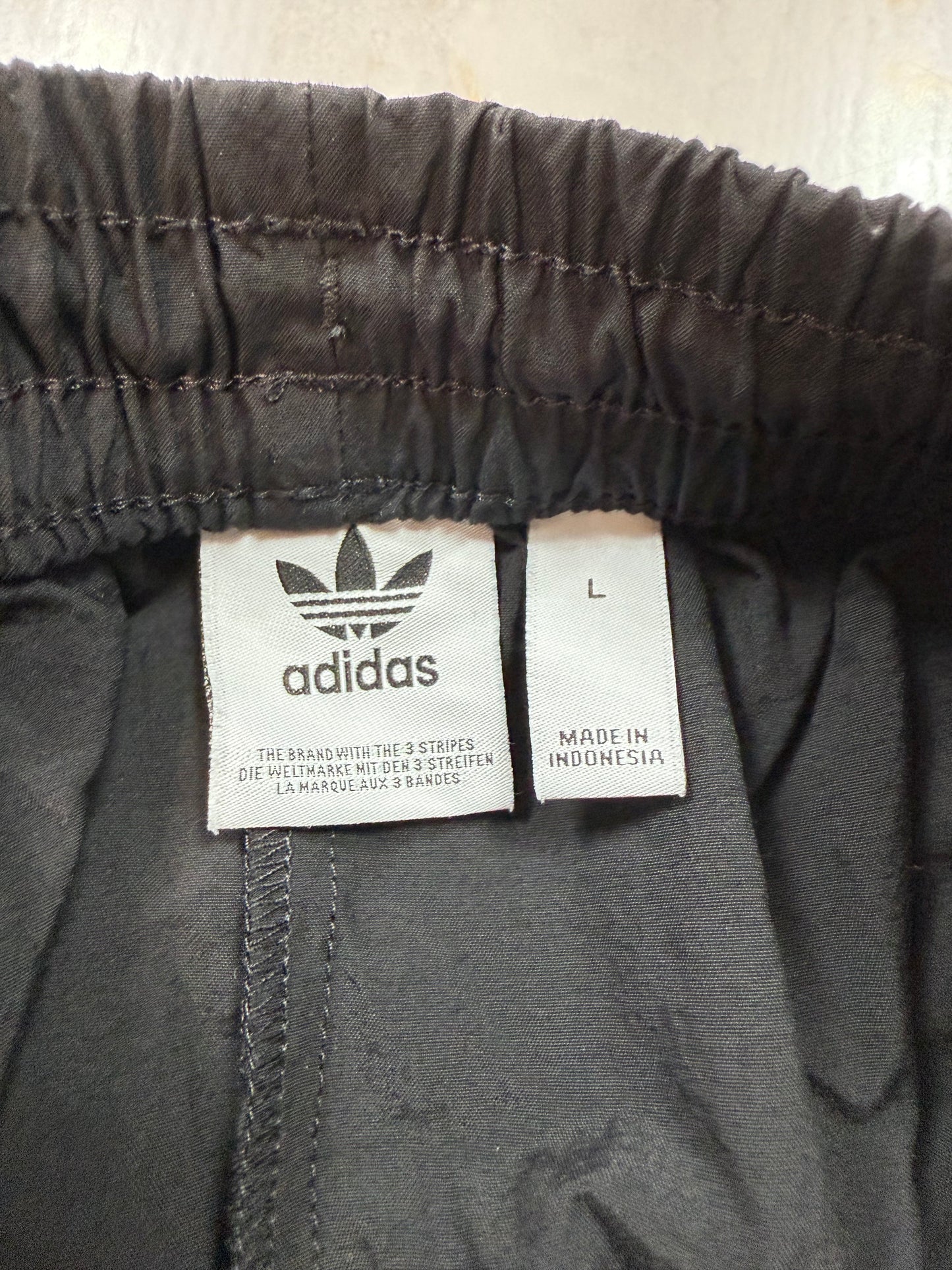 【adidas Originals】ブラック ナイロン トラックパンツ Lサイズ｜3ストライプ ロックアップデザイン