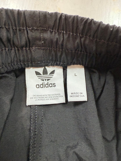 【adidas Originals】ブラック ナイロン トラックパンツ Lサイズ｜3ストライプ ロックアップデザイン