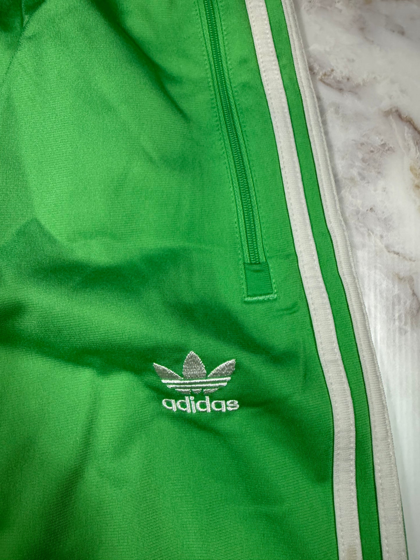 【adidas Originals】グリーン トラックパンツ Firebird TP PRIMEBLUE Mサイズ｜アディダス オリジナルス サステナブル素材使用