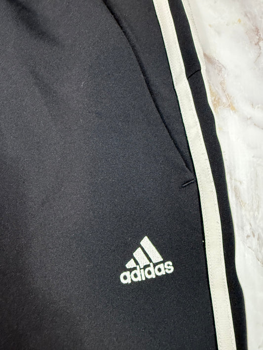 【adidas アディダス】3ストライプス トラックパンツ ブラック A/XLサイズ｜ポリエステル リサイクル素材 カンボジア製 メンズ ボトムス