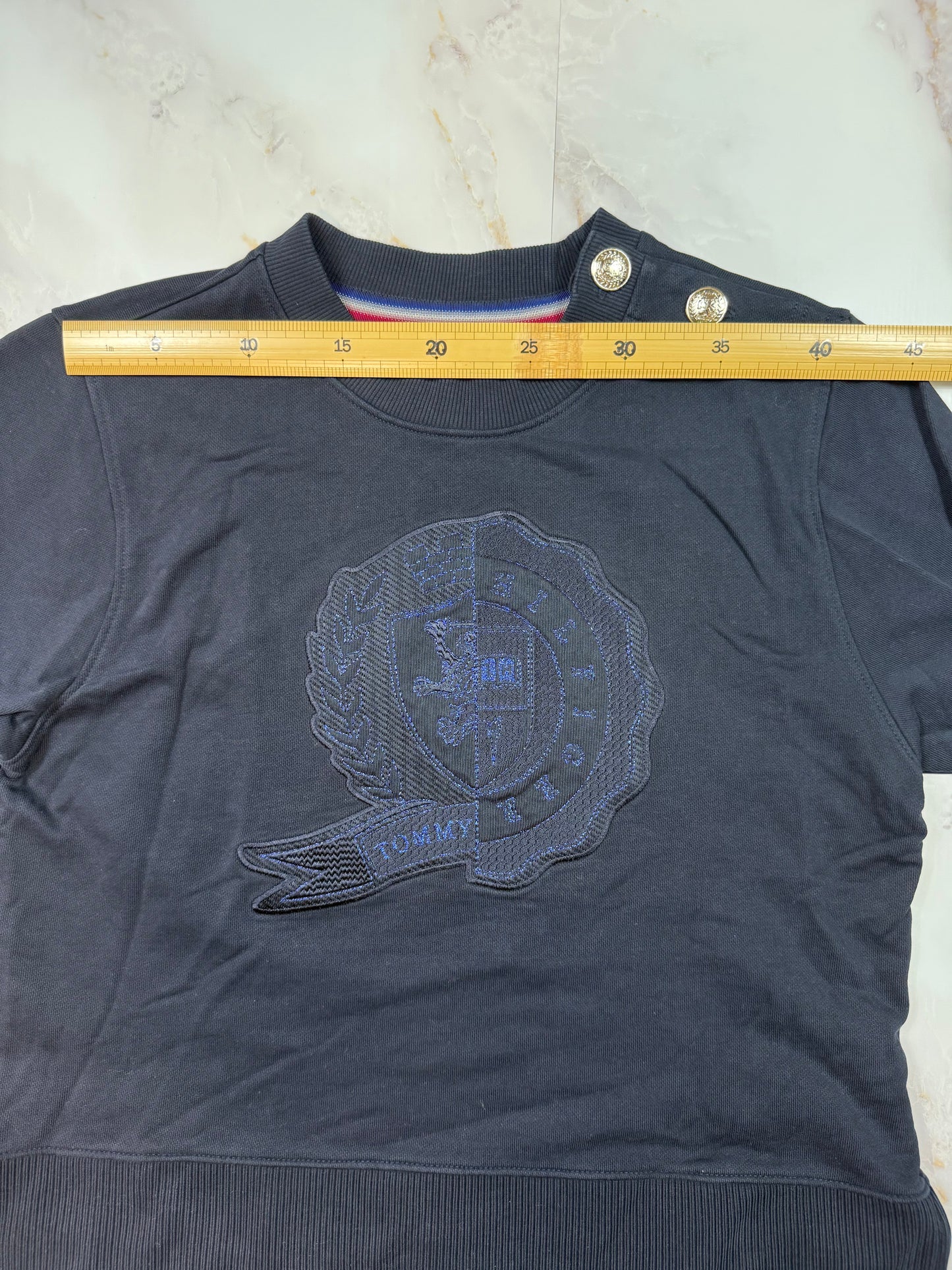 【TOMMY HILFIGER ICONS】ネイビー クルーネック スウェットシャツ 金ボタン装飾 コットン100% メンズ 長袖