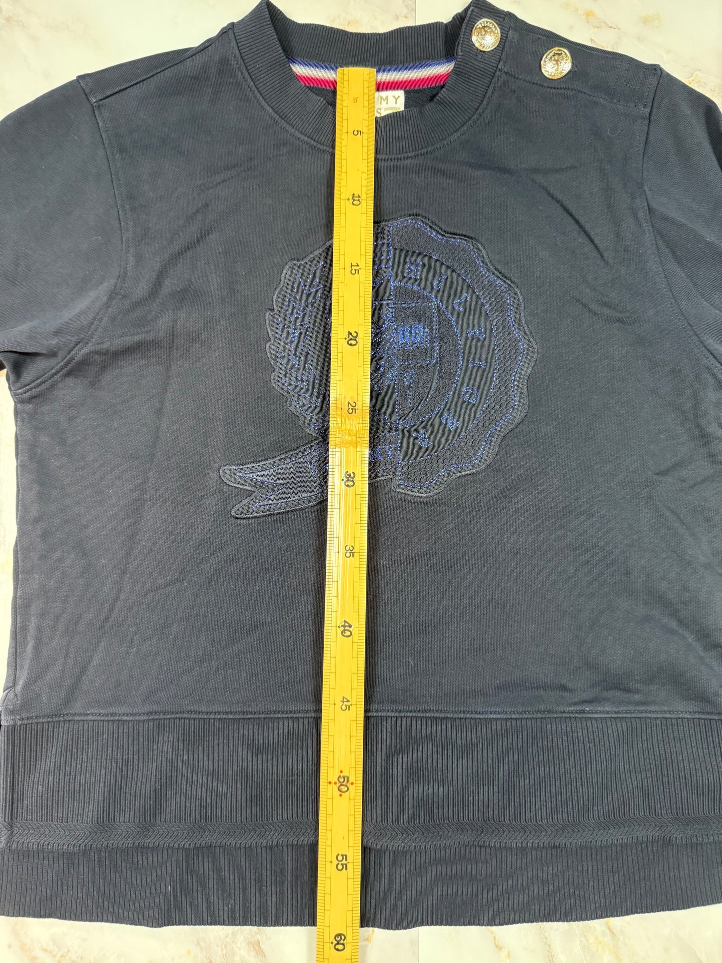 【TOMMY HILFIGER ICONS】ネイビー クルーネック スウェットシャツ 金ボタン装飾 コットン100% メンズ 長袖