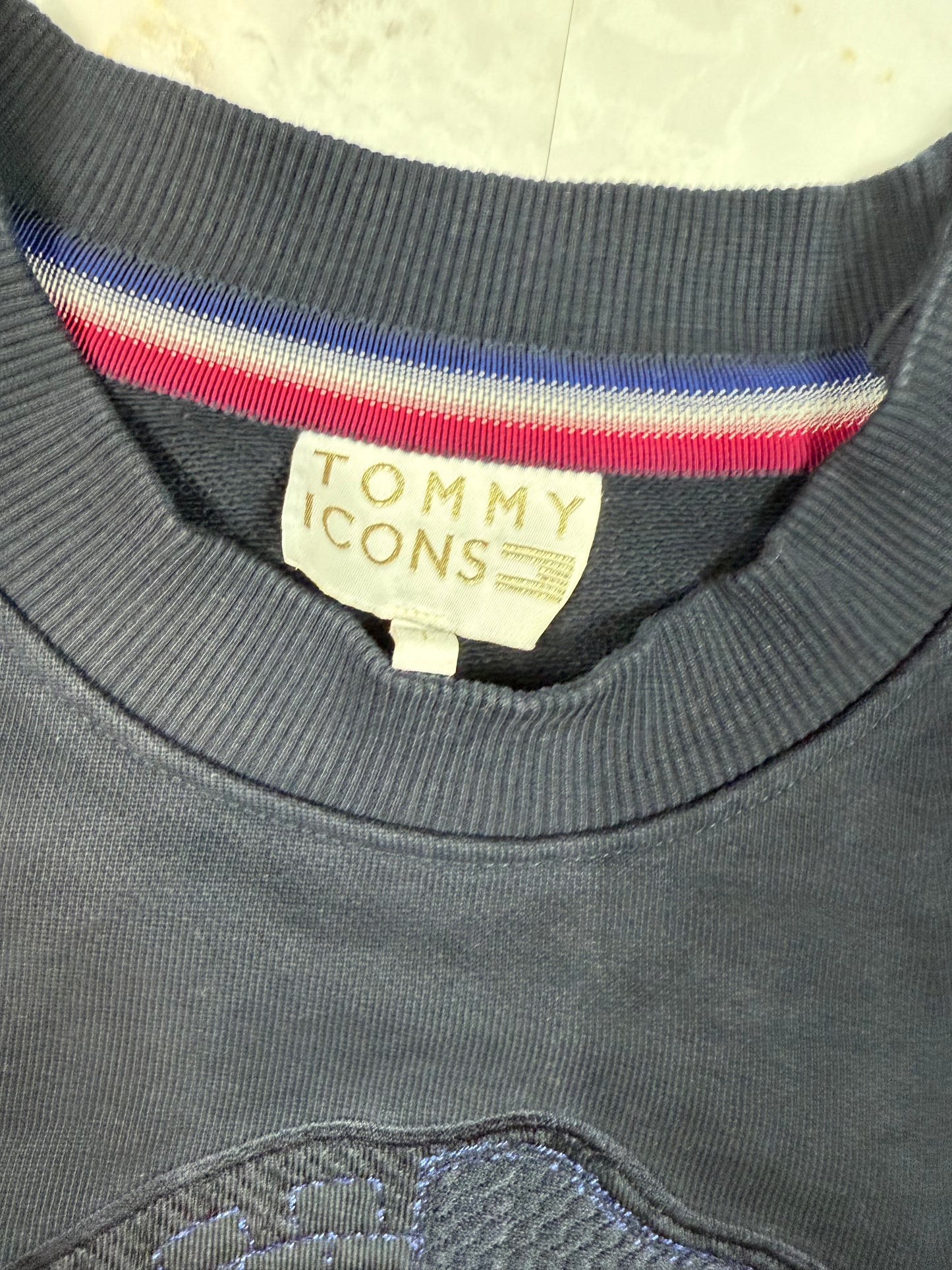 【TOMMY HILFIGER ICONS】ネイビー クルーネック スウェットシャツ 金ボタン装飾 コットン100% メンズ 長袖