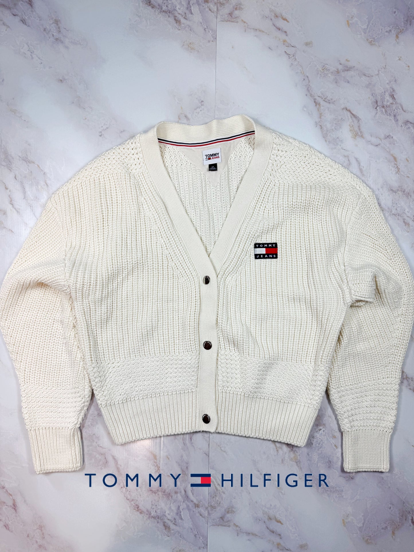 【TOMMY JEANS】ホワイト ニットカーディガン レディースSサイズ | トミージーンズ ロゴワッペン付き Vネック