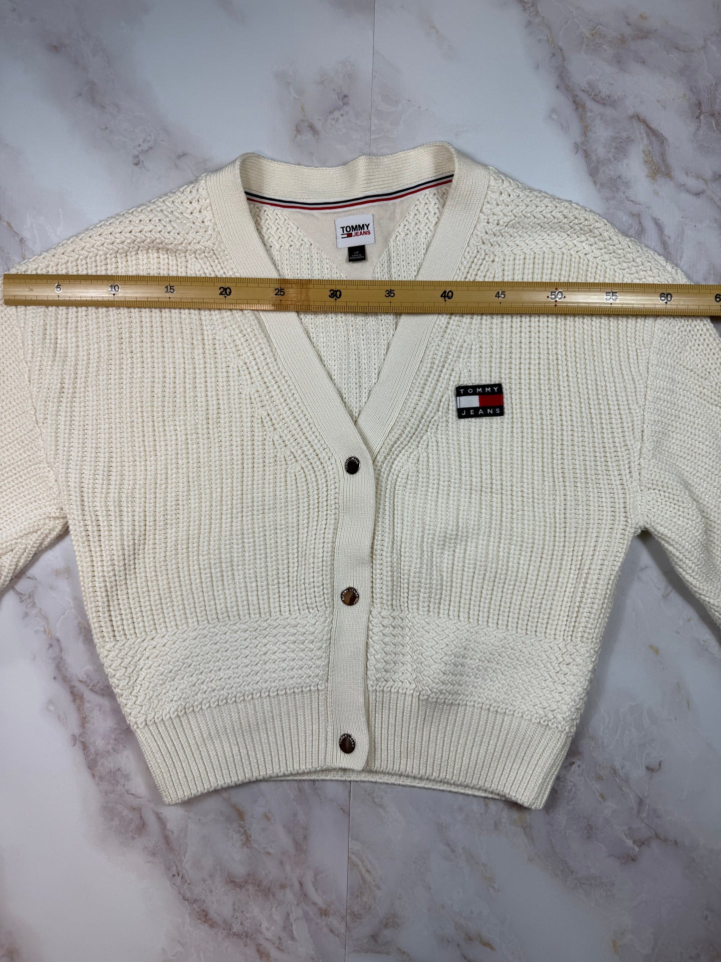 【TOMMY JEANS】ホワイト ニットカーディガン レディースSサイズ | トミージーンズ ロゴワッペン付き Vネック