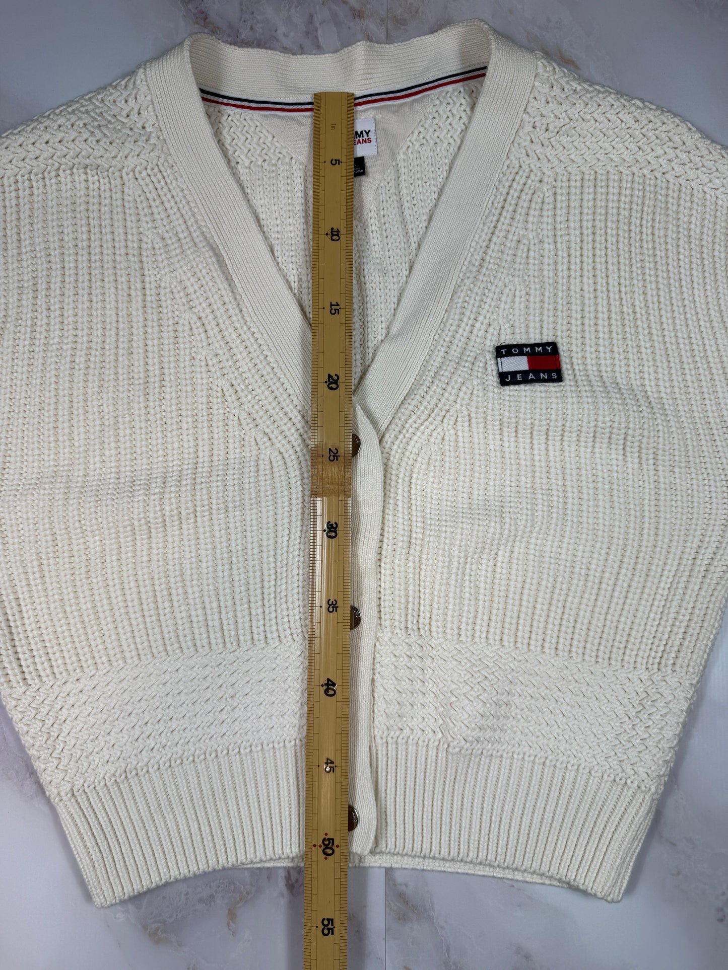 【TOMMY JEANS】ホワイト ニットカーディガン レディースSサイズ | トミージーンズ ロゴワッペン付き Vネック