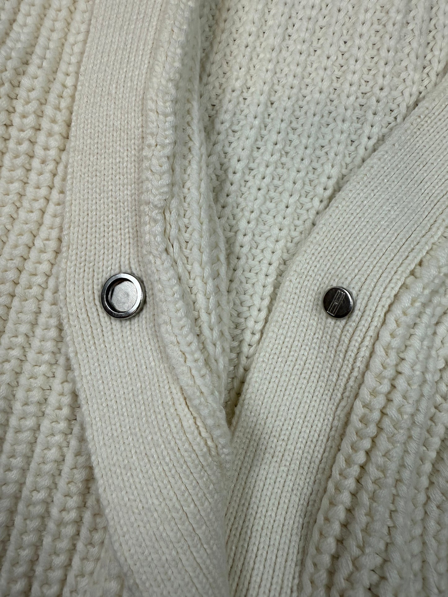 【TOMMY JEANS】ホワイト ニットカーディガン レディースSサイズ | トミージーンズ ロゴワッペン付き Vネック