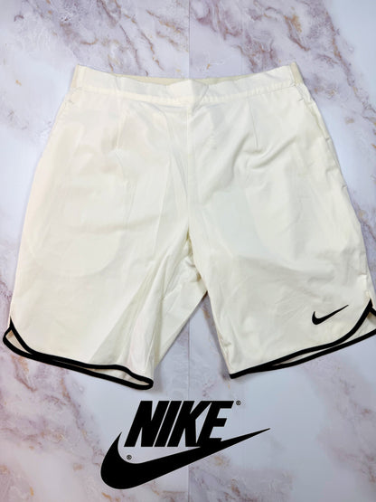 【NIKE】Dri-FIT ホワイトショーツ メンズ Mサイズ | スポーツ・トレーニング・カジュアルに最適