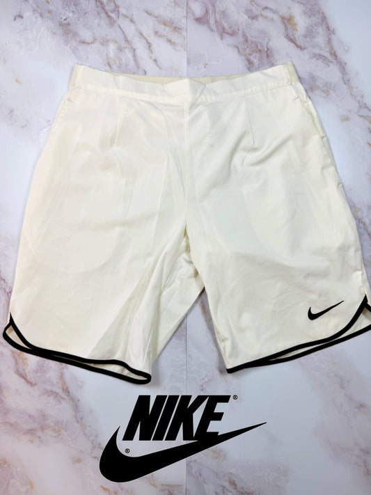 【NIKE】Dri-FIT ホワイトショーツ メンズ Mサイズ | スポーツ・トレーニング・カジュアルに最適
