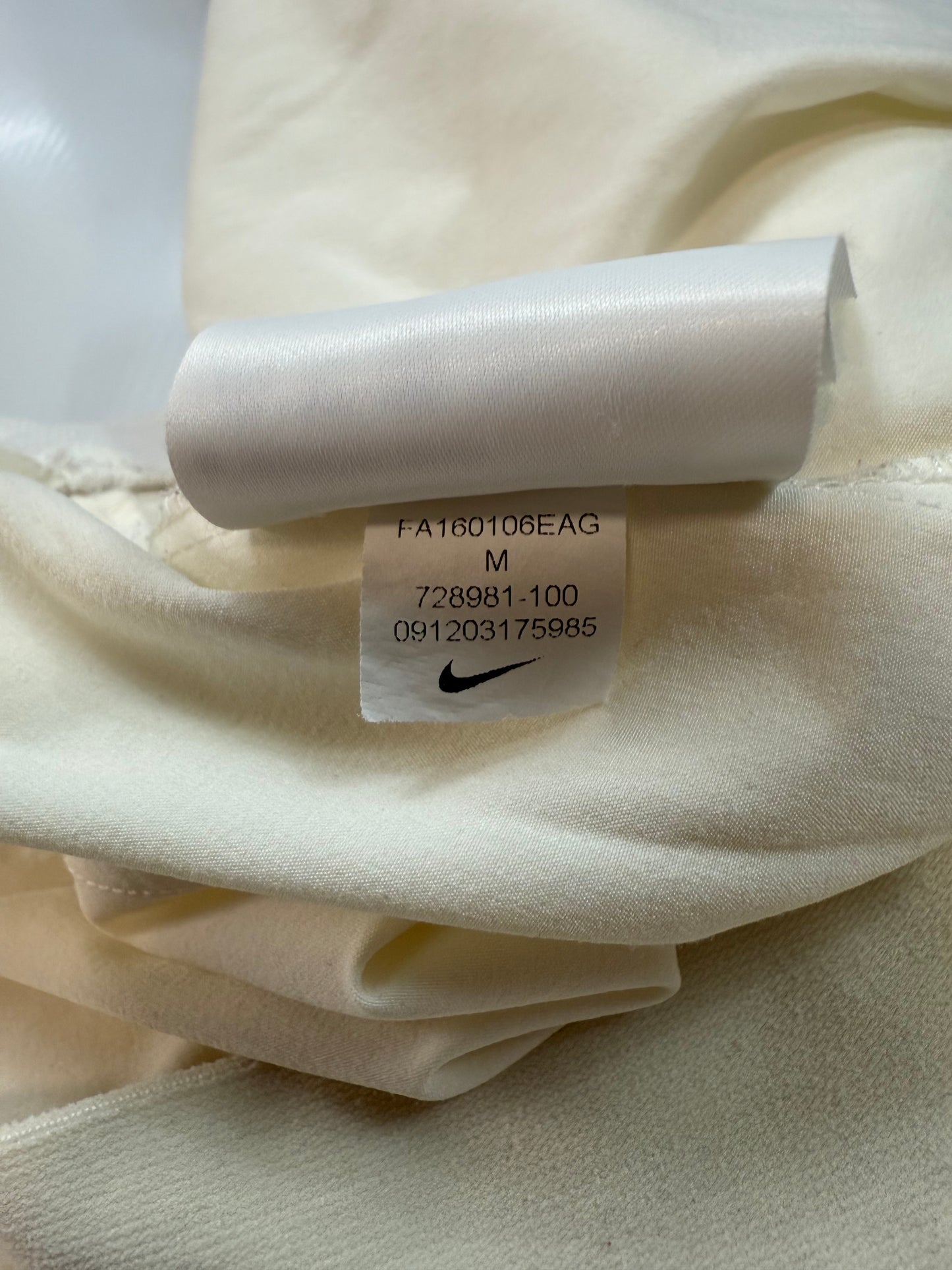 【NIKE】Dri-FIT ホワイトショーツ メンズ Mサイズ | スポーツ・トレーニング・カジュアルに最適