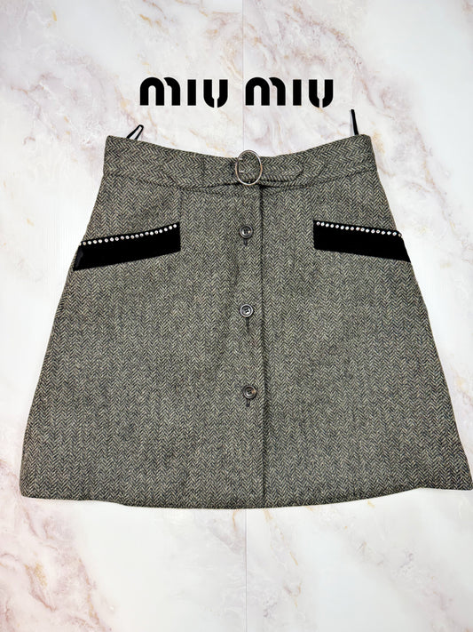 【MIU MIU】ウール混 ヘリンボーン Aラインスカート ベルト付き グレー系 42サイズ | ビジューポケットデザイン