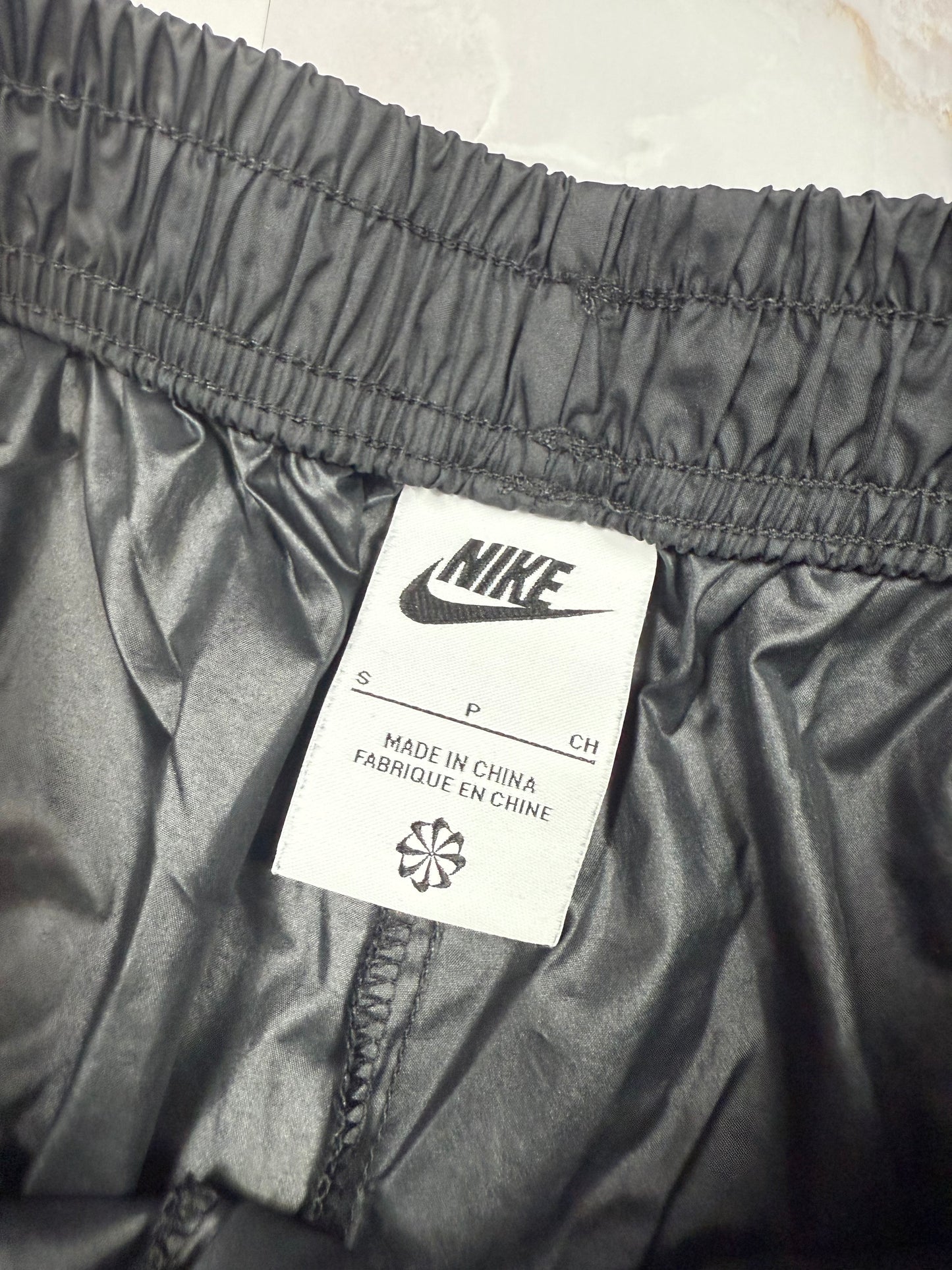 【NIKE】ナイロン カーゴ ジョガーパンツ ブラック×ホワイト サイドライン Sサイズ | スポーツ＆カジュアルに最適