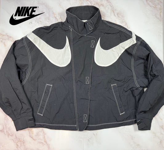 【NIKE】ビッグスウッシュ ナイロンジャケット ブラック XSサイズ | スポーツ＆ストリートスタイル